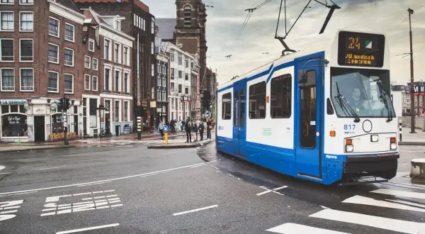Tram numer 817 na linii 24 w Amsterdamie, symbol komunikacji miejskiej.