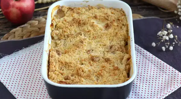 Un invitante crumble di mele appena sfornato, dorato e croccante, pronto per essere gustato.