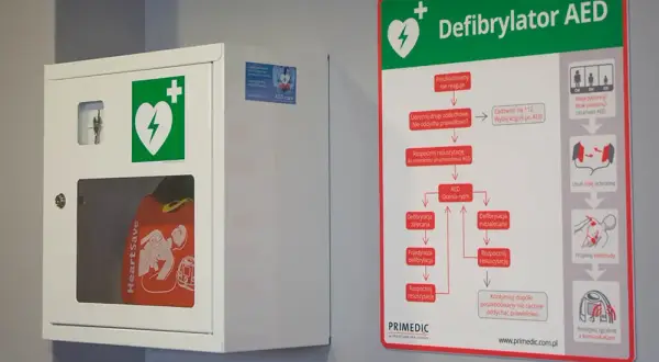 Defibrylator AED: Jak działa i jak ratuje życie? Prosty przewodnik