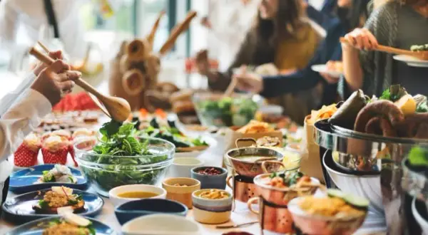 Catering na 30 osób: Ile kosztuje? Sprawdź ceny i oszczędności