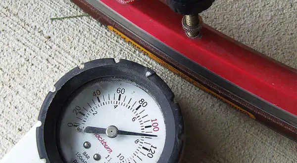Manómetro de bici mostrando la presión de las ruedas. El medidor indica unos 40 PSI, listo para ajustar la presión.