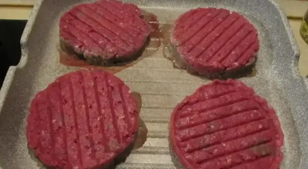 Jak zrobić idealne mięso do burgera, by uniknąć suchych placków