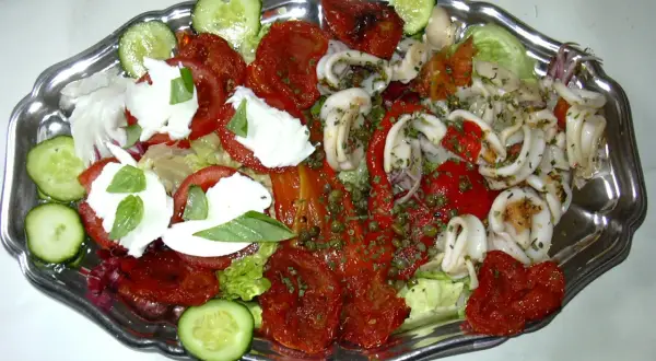 En härlig anti pasti-tallrik med bläckfiskringar, mozzarella, tomater och gurka.