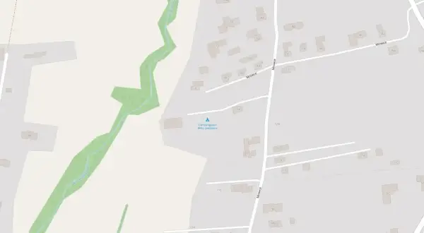 Mapa pokazuje drogę Mrowce i strumień. Widać oznaczenie "Campingplatz Willa Zakopane", idealne miejsce na camping w Zakopanem.