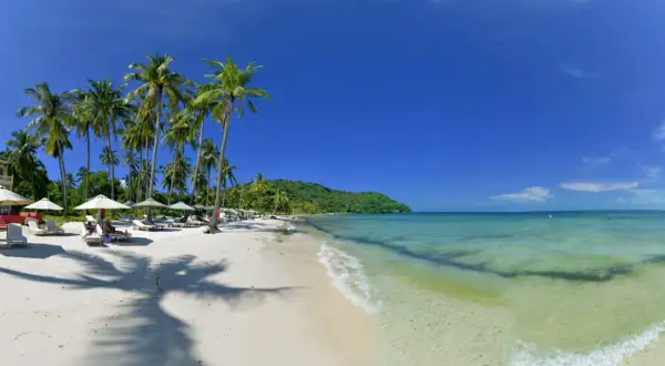Rajska plaża na Phu Quoc, z palmami, leżakami i turkusową wodą. Czy warto tu przyjechać? Zdecydowanie tak!