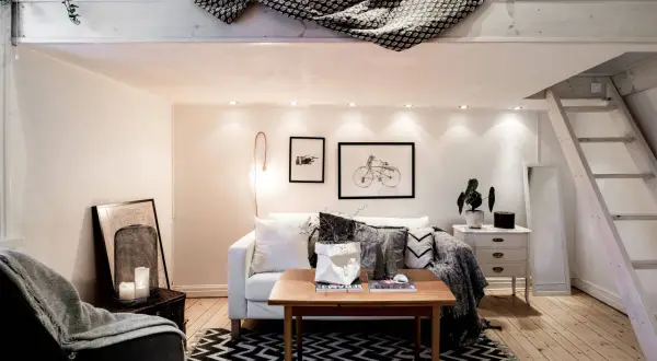 Gemütliche zimmer inspo: Loftbett, Sofa, Holztisch und Deko. Perfekt für kleine Räume.