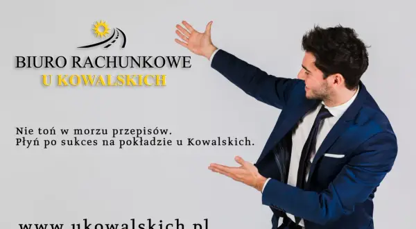 Mężczyzna w garniturze gestykuluje obok logo biura rachunkowego "U Kowalskich".