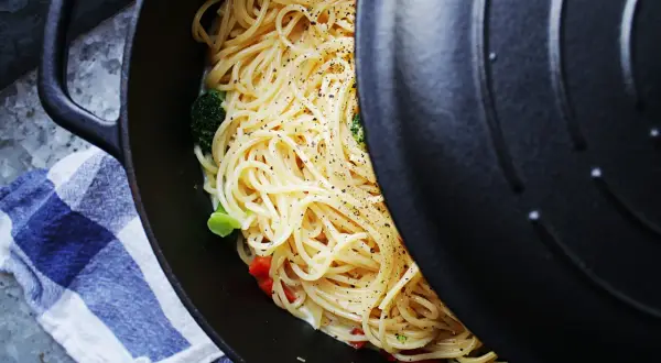 Enkel och god one pot pasta med broccoli och paprika, strödd med svartpeppar.