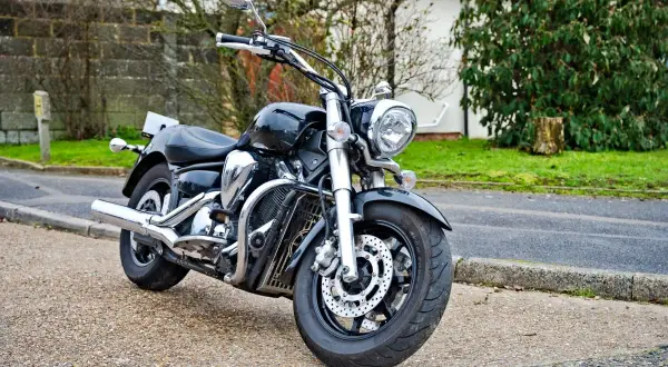 Yamaha Midnight Star 1300 negra, lista para recorrer la noche.