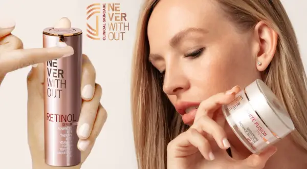 Frau mit glatter Haut hält Retinol Serum und White Fusion Cream. Perfekt für die Hautpflege im Sommer.