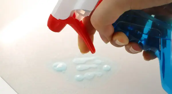 Mit einem Sprühreiniger werden **Kratzer aus Glas entfernen** und die Oberfläche zum Glänzen gebracht.
