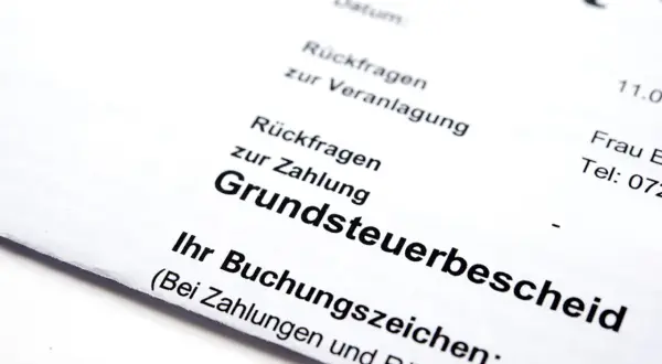 Grundsteuerbescheid für Hamburg. Das Dokument enthält Informationen zur Zahlung und Rückfragen.