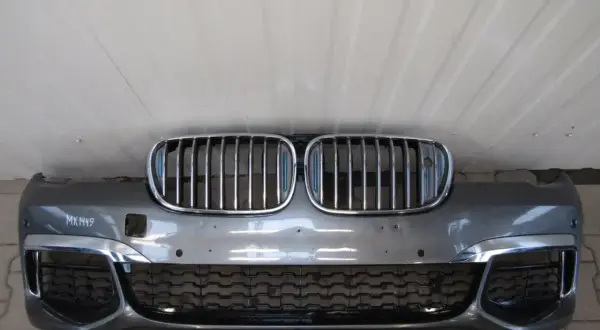 Szara atrapa zderzaka do BMW G10 z chromowanymi wstawkami i charakterystyczną atrapą chłodnicy.