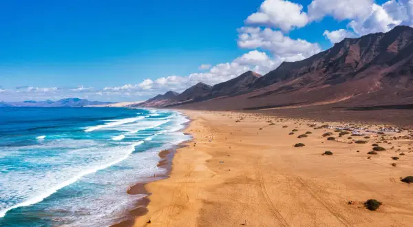 Plaża Cofete, Fuerteventura. Wspaniałe morze, góry i piasek – idealne morro jable atrakcje dla każdego.