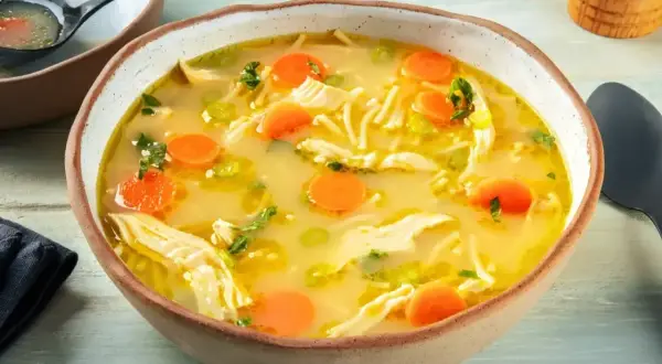 Aromatyczna zupa z makaronem, kurczakiem i marchewką. Idealna na chłodne dni, taka zupa z makaronem rozgrzeje każdego.