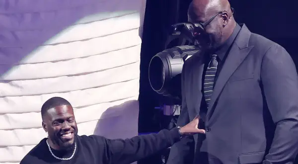 Kevin Hart żartuje z ogromnego wzrostu Shaquille'a O'Neala, dotykając jego marynarki.