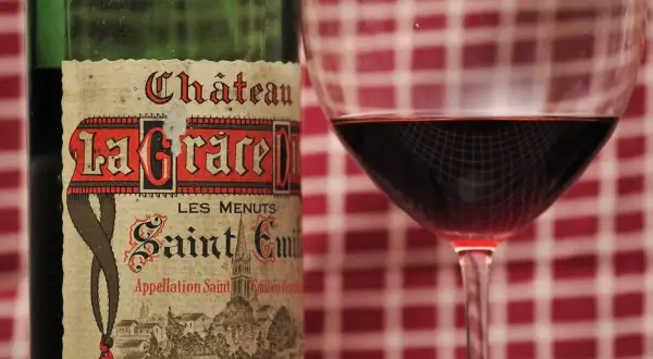 Flasche Château La Grace Dieu, Saint-Émilion Grand Cru. Die Bedeutung von Grand Cru zeigt sich in diesem Rotwein im Glas.