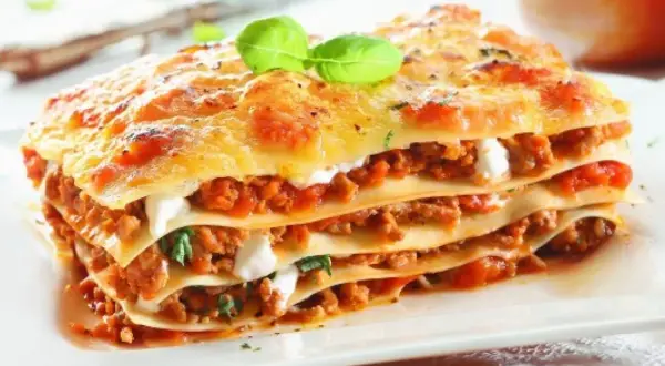 Pyszna lasagna z mięsem mielonym i sosem pomidorowym, idealna do włoska kuchnia przepisy.