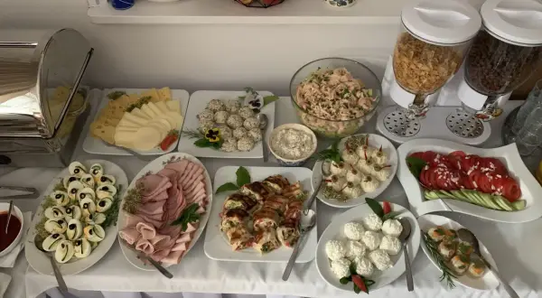 Pyszne śniadanie w Karwi: sery, wędliny, jajka faszerowane, sałatki, rolady i płatki. Idealne karwia noclegi ze śniadaniem.