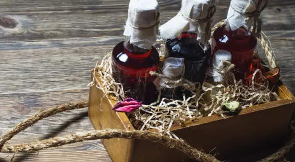 Najlepsze pomysły jak śmiesznie zapakować alkohol na prezent i zaskoczyć bliskich