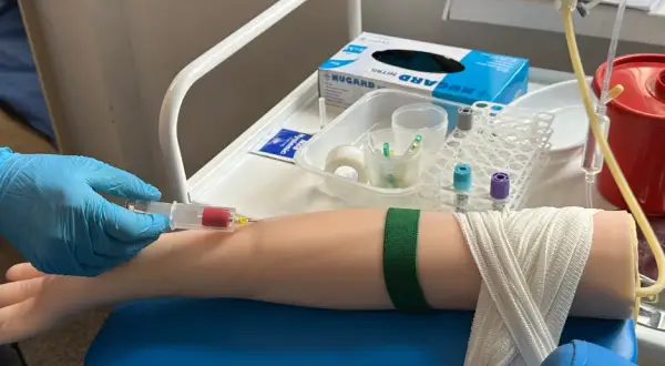 Ile trwa kurs opiekuna medycznego? Sprawdź, zanim się zapiszesz