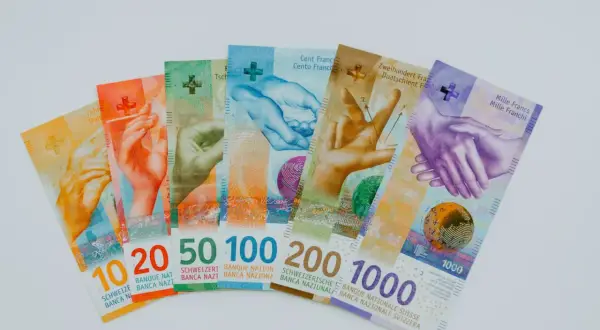 Szwajcarskie franki, od 10 do 1000, symbolizują bezpieczeństwo finansowe, chroniąc konto przed komornikiem.