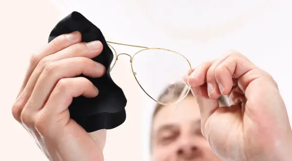 Jak czyścić okulary fotochromowe? 7 błędów, które niszczą!