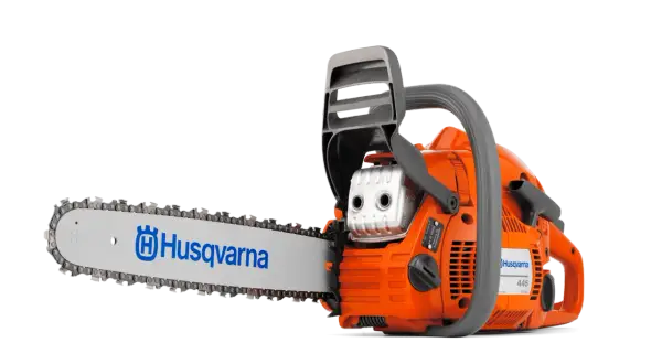Pomarańczowa piła łańcuchowa Husqvarna 445, idealna do prac leśnych. Szukasz części motocyklowych Husqvarna? Ta piła to dowód jakości.
