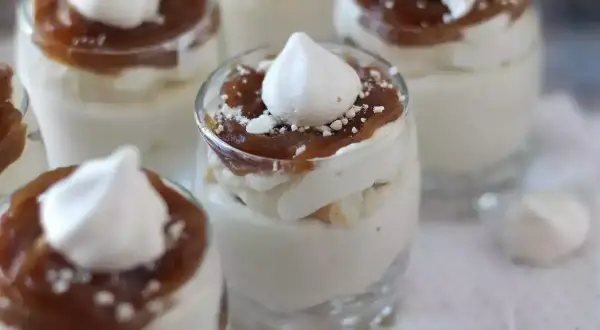 Fluffiga glas med mascarpone dessert, toppad med kolasås och maräng. En dröm för alla sötsugna!