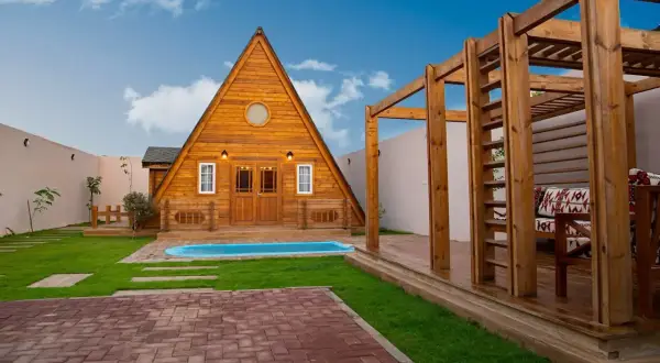 Drewniane domki nad morzem 50 m od plaży, z basenem i zadaszoną altaną. Idealne miejsce na wypoczynek.