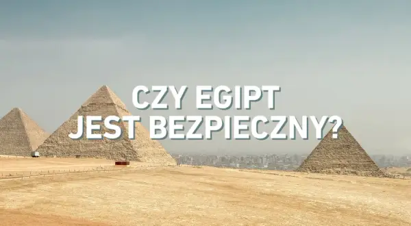 Piramidy w Gizie na tle miasta. Napis: "Czy Egipt jest bezpieczny?".