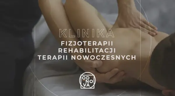 Fizjoterapeuta masuje plecy pacjenta, pomagając mu w leczeniu kręgozmyku. Klinika Fizjoterapii Rehabilitacji Terapii Nowoczesnych.