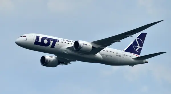 Samolot LOT Polish Airlines z numerem lotu SP-LRF wznosi się na błękitne niebo.