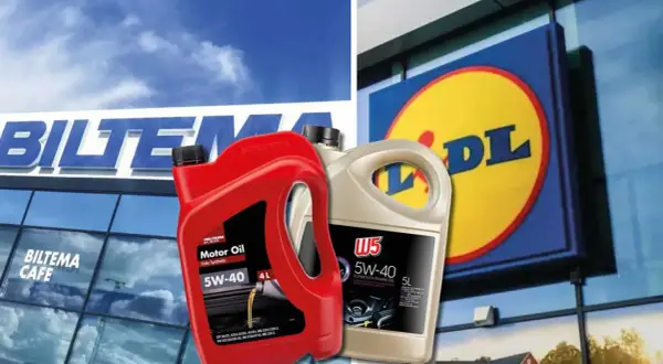 Biltema olja test: två dunkar motorolja, en röd från Biltema och en beige från W5, framför Biltema och Lidl.