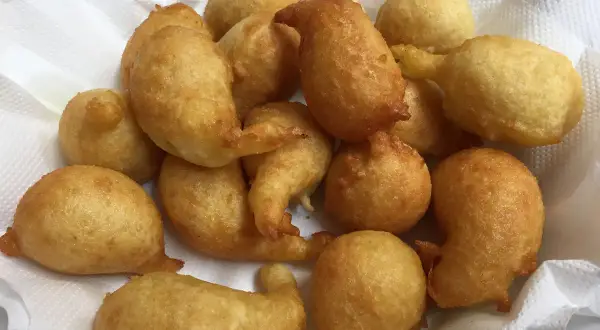 Un mucchio di pittule leverano dorate e fritte, pronte per essere gustate.