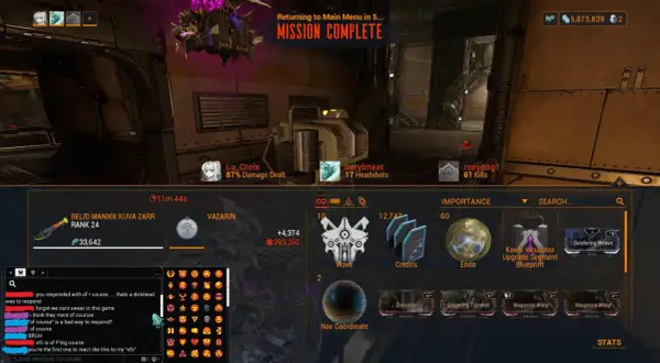 Pantalla de misión completada en Warframe. Un jugador discute el uso de "of course" en el chat.