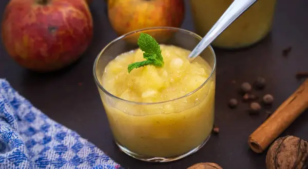 Leckeres Apfelkompott im Glas, garniert mit Minze. Ein einfaches Apfelkompott Rezept für den Herbst.