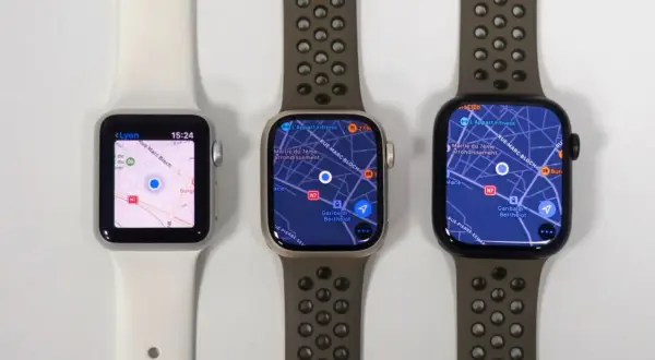 Trois Apple Watch de tailles différentes affichant une carte. La plus petite montre Lyon, les deux autres Paris.
