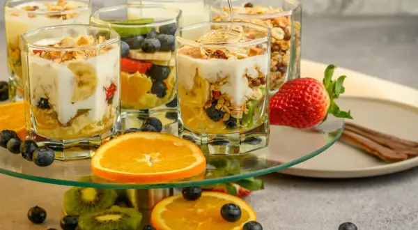 Czy jogurt naturalny z owocami jest zdrowy? Tak, te pyszne desery z jogurtem, owocami i granolą to dowód na to, że zdrowie może być smaczne.