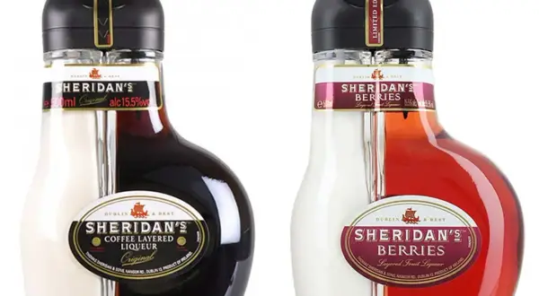 Dwie butelki Sheridan's: oryginalny kawowy i jagodowy. Ten wyjątkowy alkohol zachwyca dwukomorową budową.