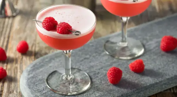 Najlepsze przepisy na drinki z granatem, które zaskoczą Twoich gości