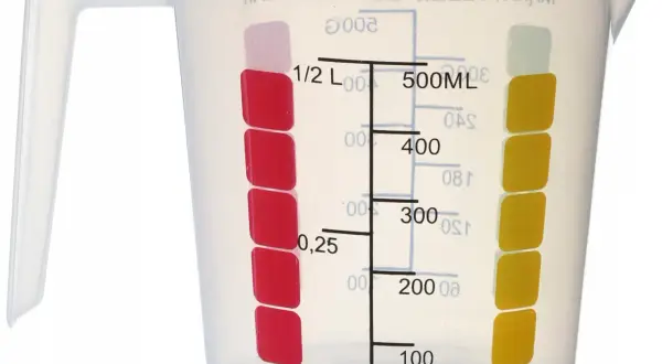 Przezroczysty dzbanek z miarką, z zaznaczonymi podziałkami w mililitrach i litrach.