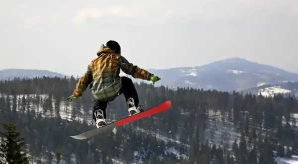 Ile kosztuje nauka jazdy na snowboardzie? Sprawdź ceny i ukryte wydatki