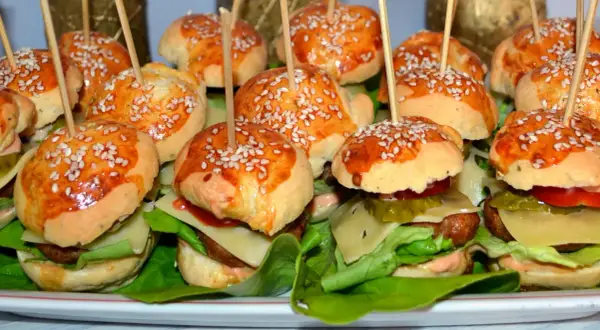 Jak zrobić mini hamburgery? Prosty przepis i triki na imprezę