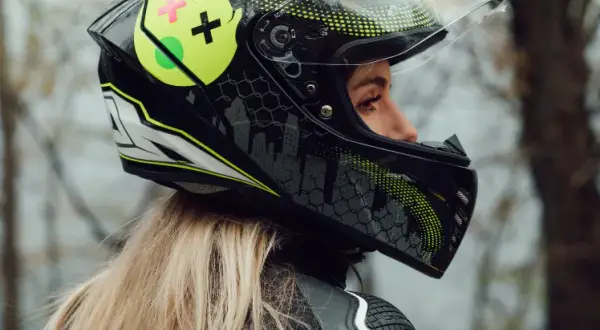 Kask motocyklowy: Jaki kolor wybrać, by być widocznym i bezpiecznym?