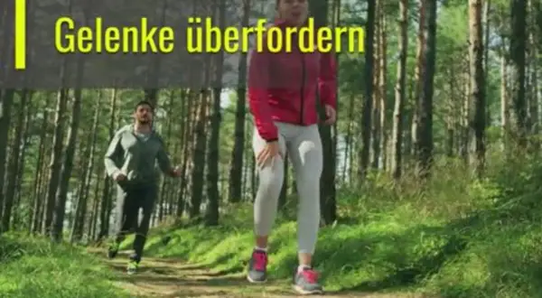 Zwei Läufer im Wald. Eine Frau hält sich das Knie, während ein Mann hinter ihr joggt. Die Frage ist, ob joggen gesund ist, wenn man die Gelenke überfordert.
