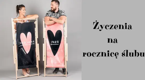 Para zakochanych przy leżakach z sercami. Idealne śmieszne gify na rocznicę ślubu dla męża, by rozbawić go do łez!