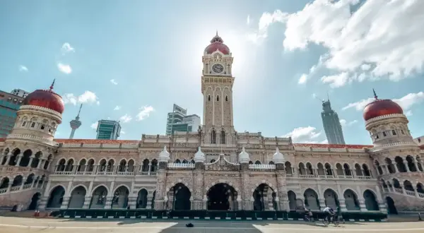 Sultan Abdul Samad Building, wspaniała architektura w sercu stolicy Malezji, Kuala Lumpur.