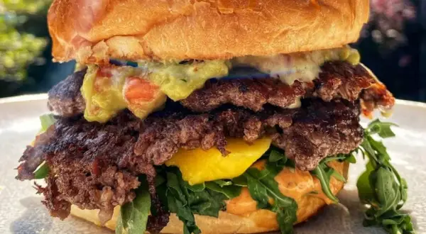 Jak smażyć burgery: Sekrety idealnego smażenia i uniknięcia błędów