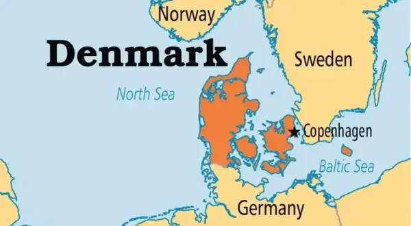 Mapa Danii z zaznaczoną Kopenhagą. Gdzie jest Kopenhaga? Na wschodnim wybrzeżu, blisko Szwecji.